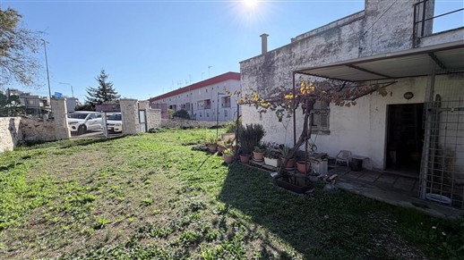 Antico Fabbricato Alle Porte di Putignano, Parzialmente In Pietra e Terreno.